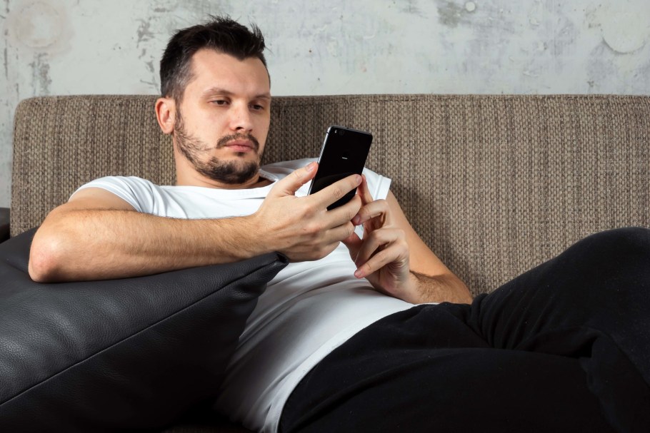 Мужчина на диване