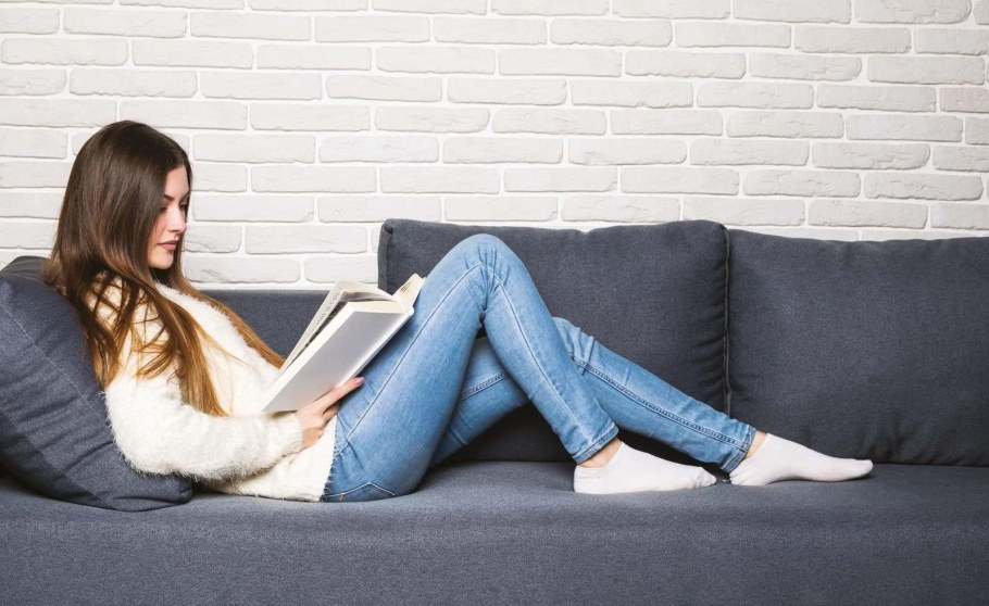 Женщина лежит на диване