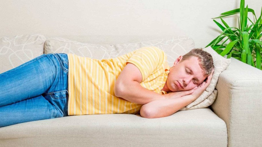 Девушка отдыхает на диване