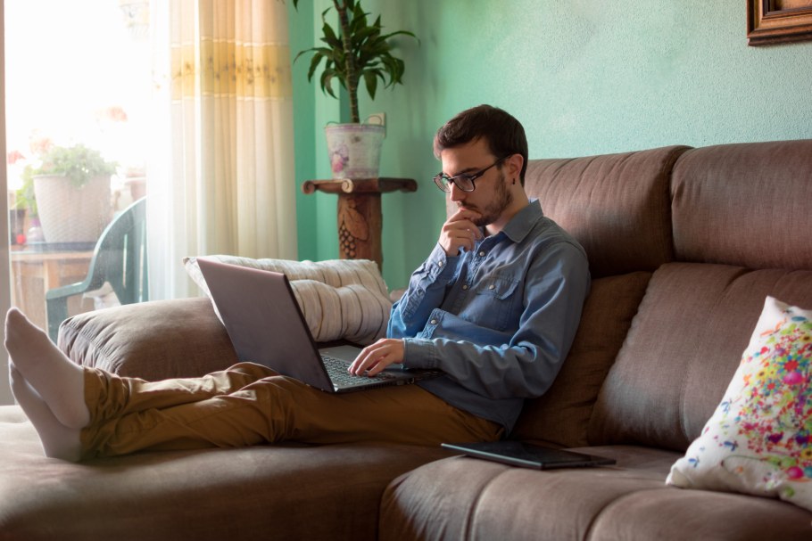 Человек сидит в телефоне