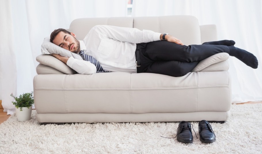 Девушка с деньгами за ноутбуком