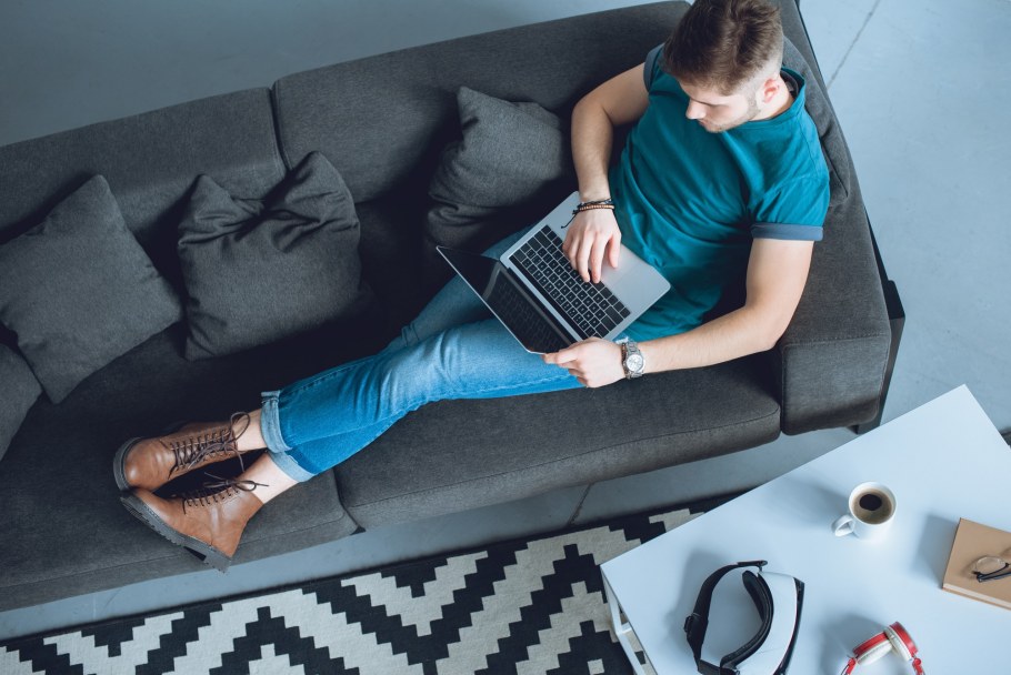 Девочка лежит на диване