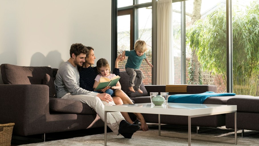 Семья дома на диване