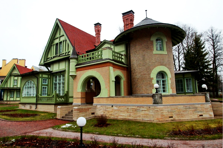 Дом в лесу у озера