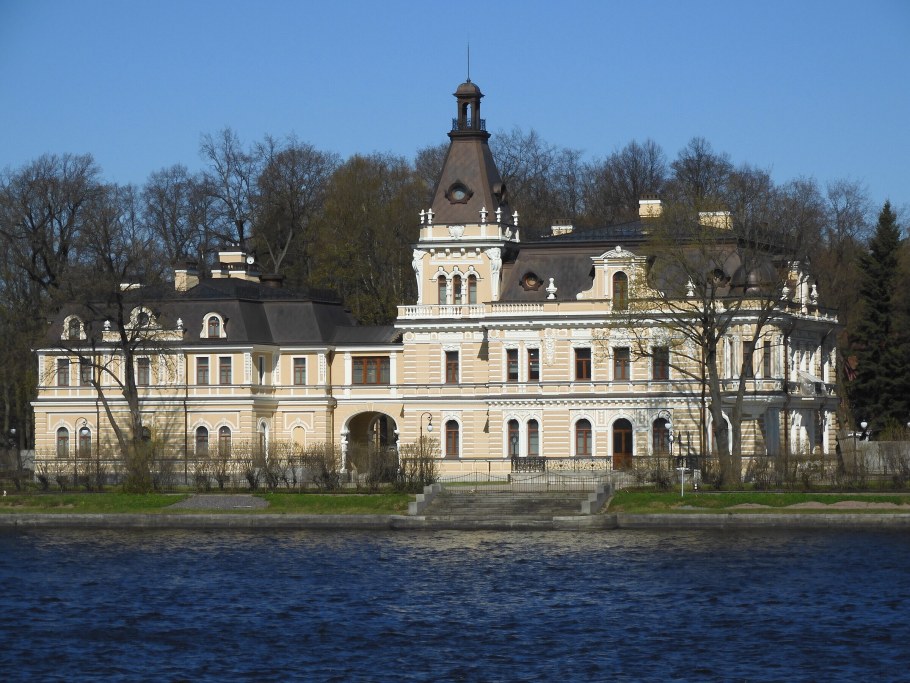 Домик посреди озера