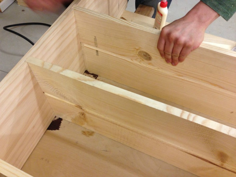 Скамейка с коробом на кухню