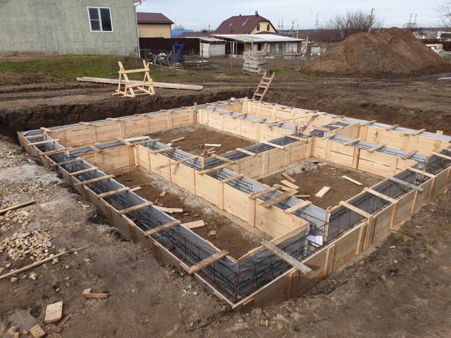 Стройка фундамента