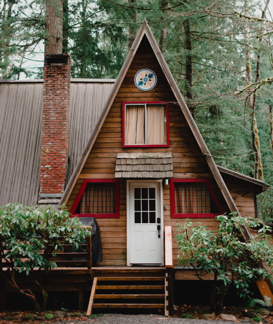 Треугольный домик для дачи