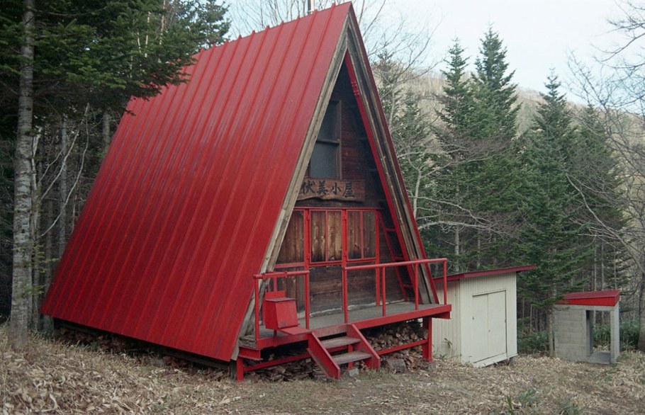 Треугольный домик для дачи