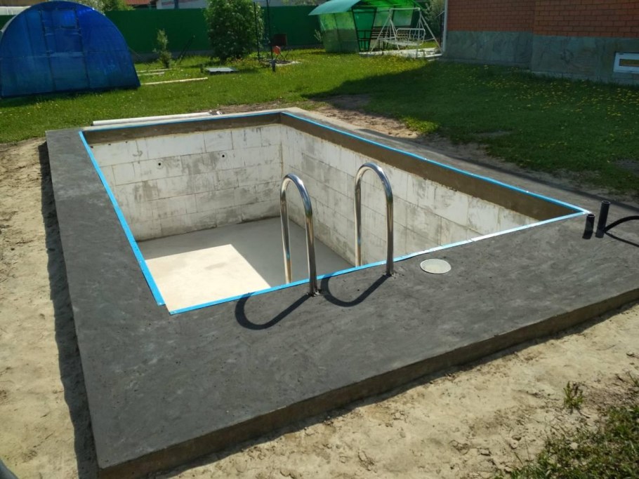 Чаша бассейна из блоков
