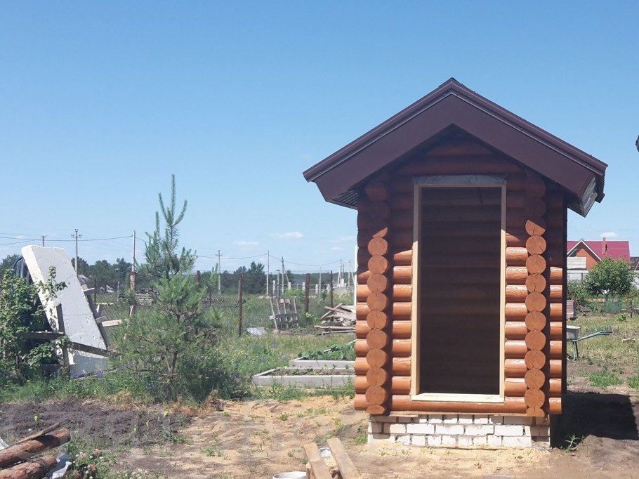 Туалет из оцилиндрованного бревна