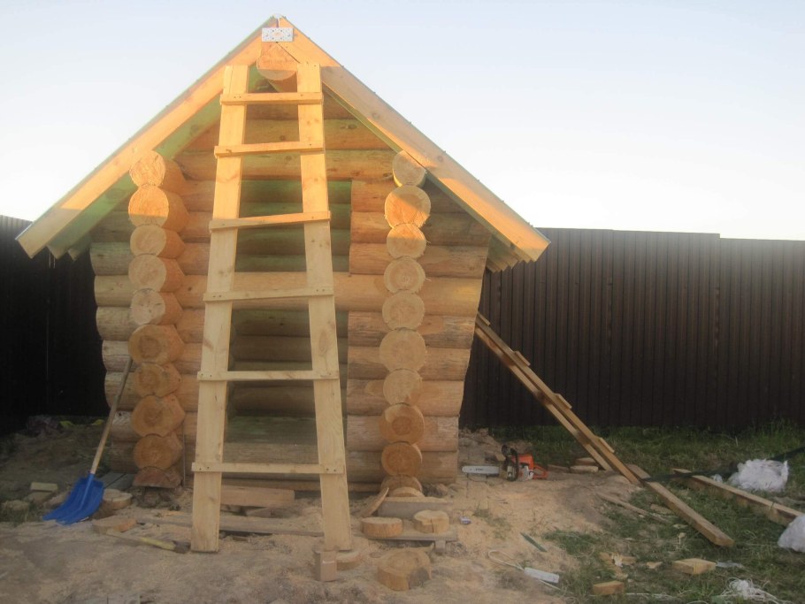 Туалет деревянный из оцилиндрованного бревна