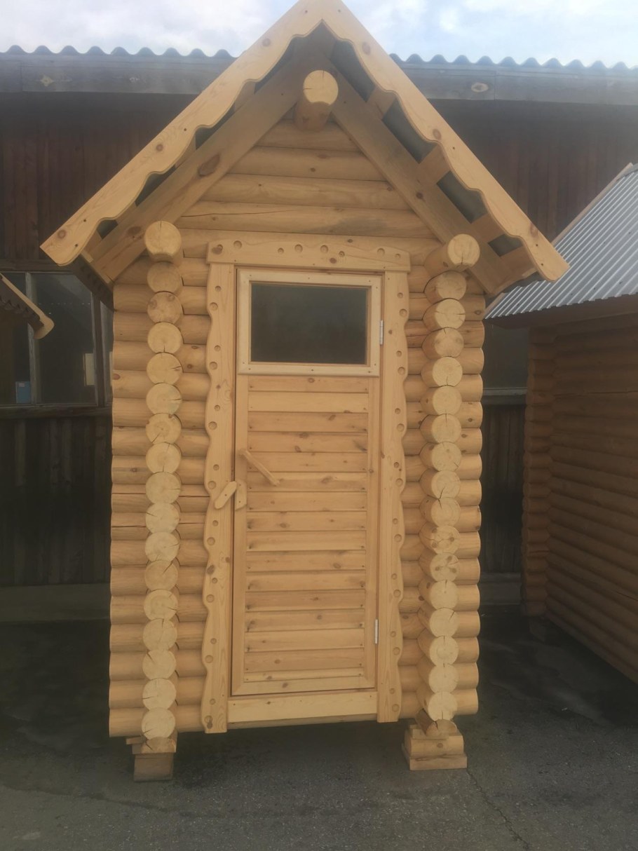 Уличный туалет из бревна