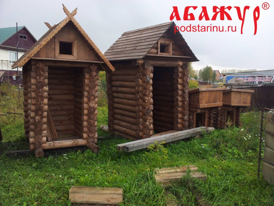 Туалет из оцилиндрованного бревна