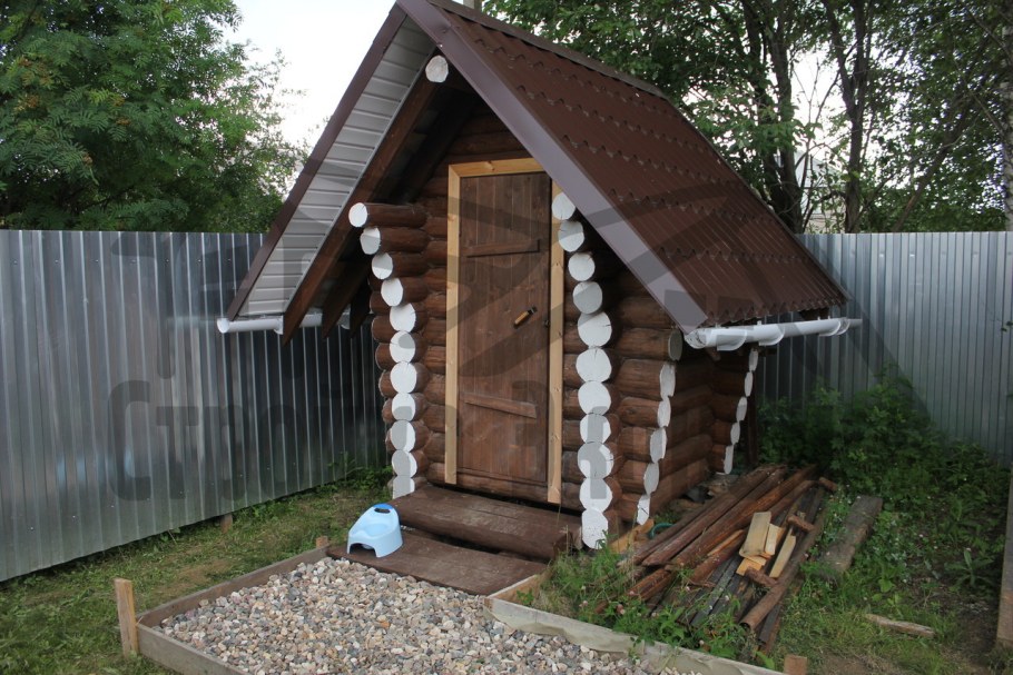 Туалет из бревна