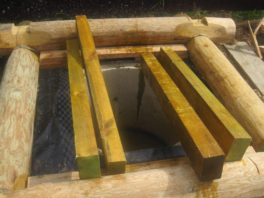 Рубленный туалет из бревна