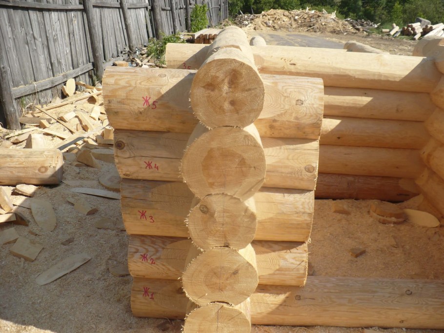 Колодец декоративный из необрезной доски