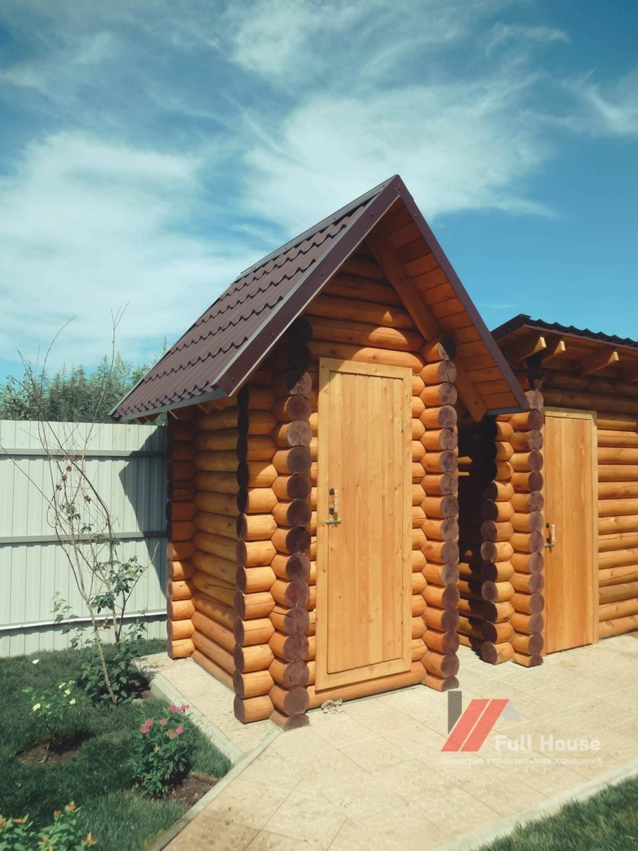 Туалет из оцилиндрованного бревна