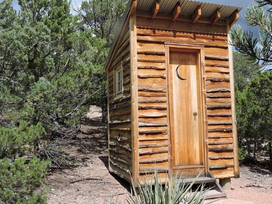 Сруб туалета из бревна