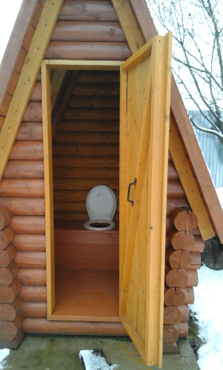 Уличный туалет из бревна
