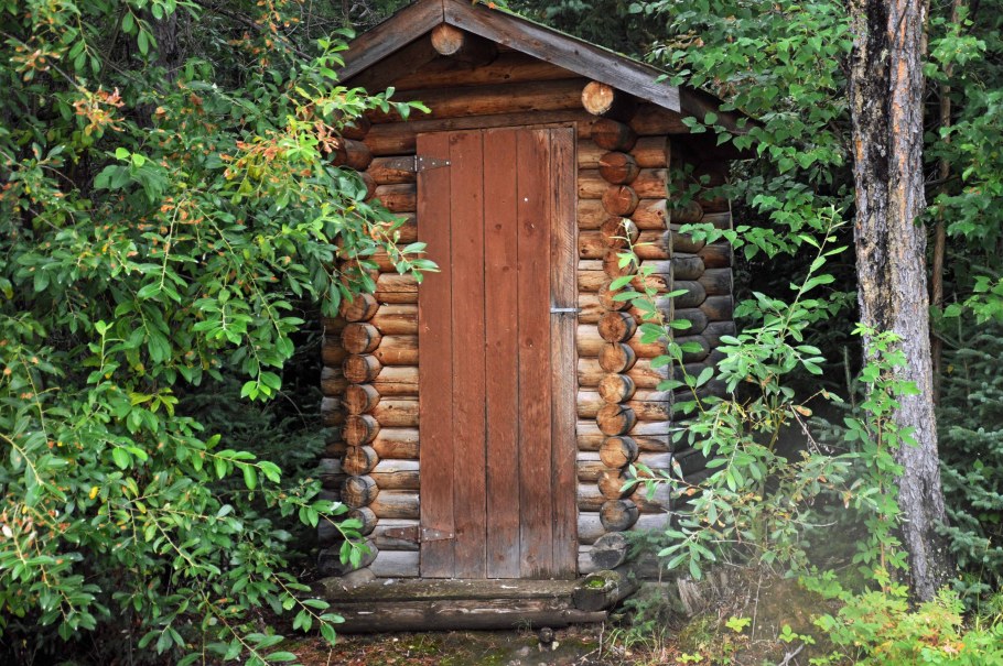 Туалет из оцилиндрованного бревна