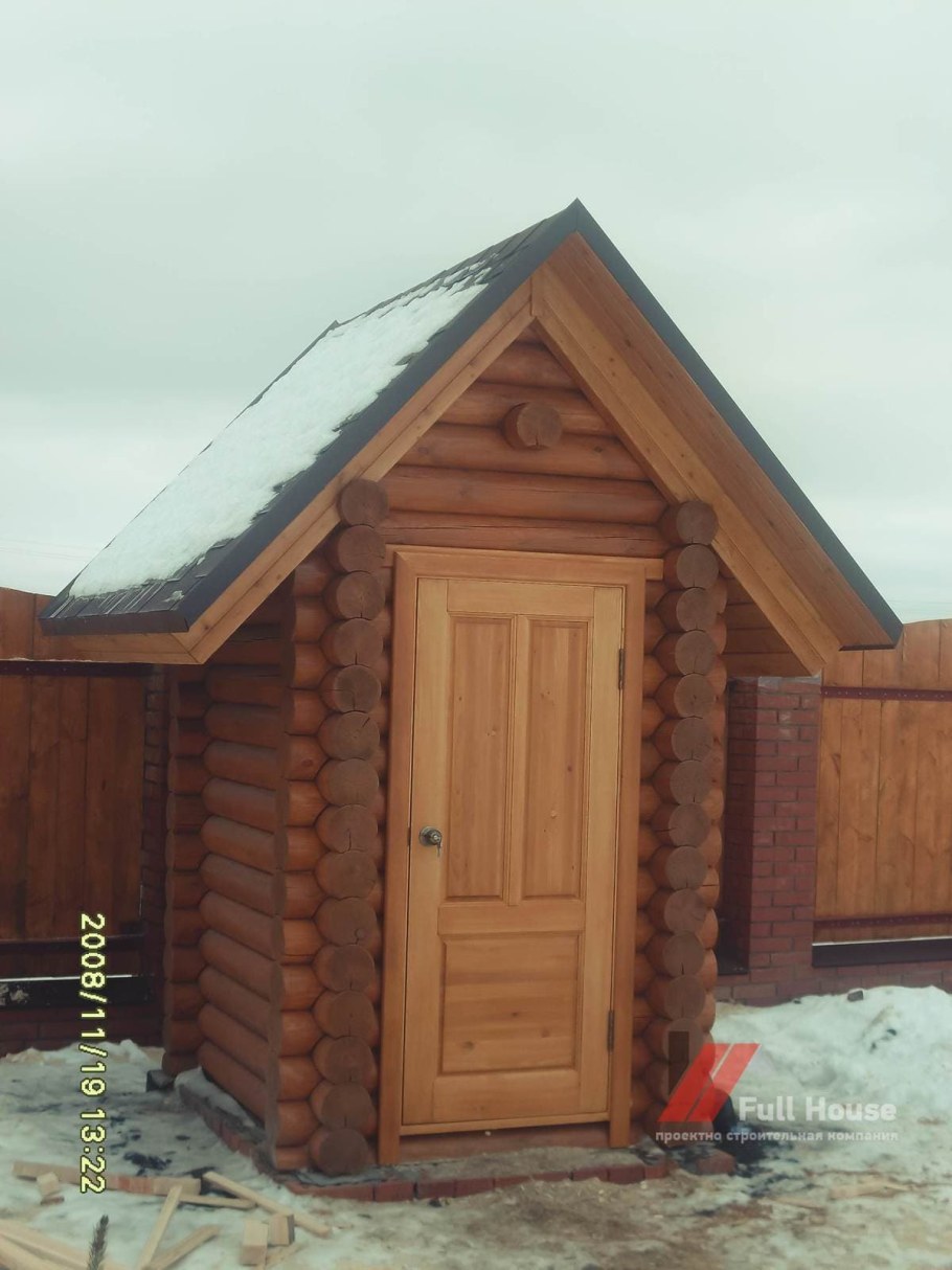 Дачный туалет из оцилиндрованного бревна