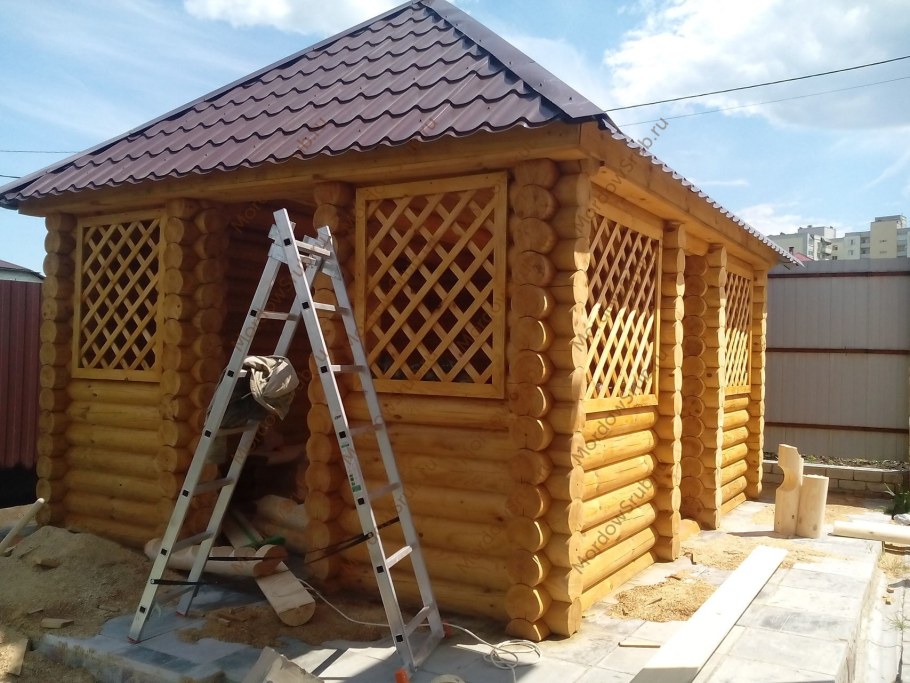 Собачья будка из оцилиндрованного бревна