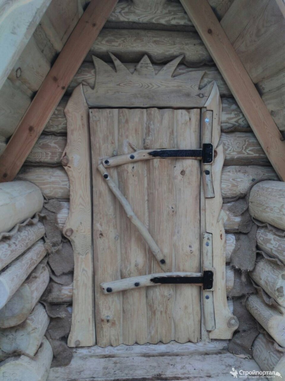 Уличный туалет из бревна