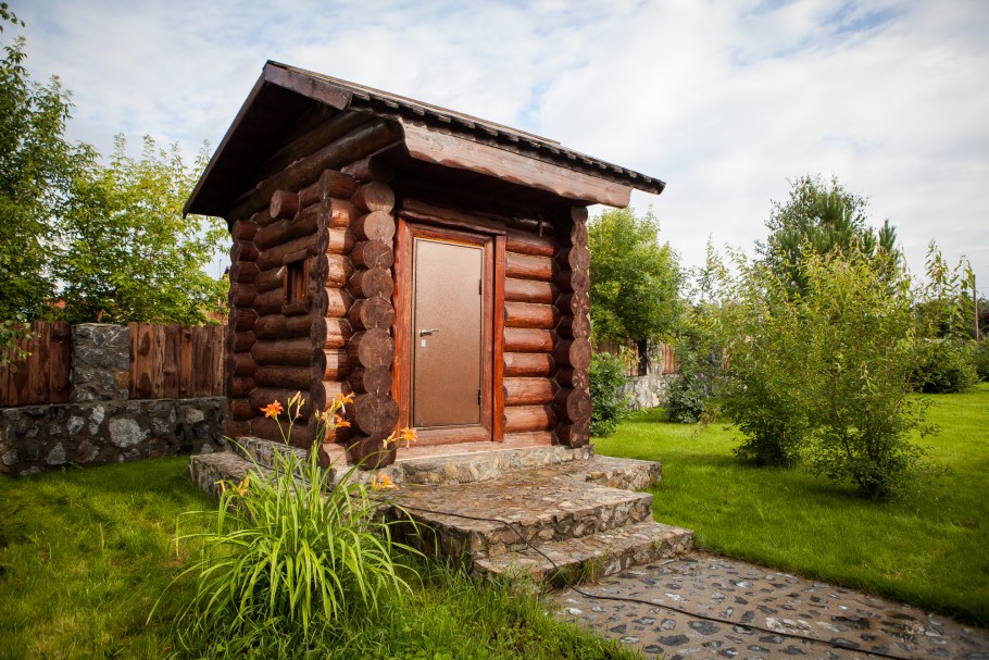 Туалет из оцилиндрованного бревна