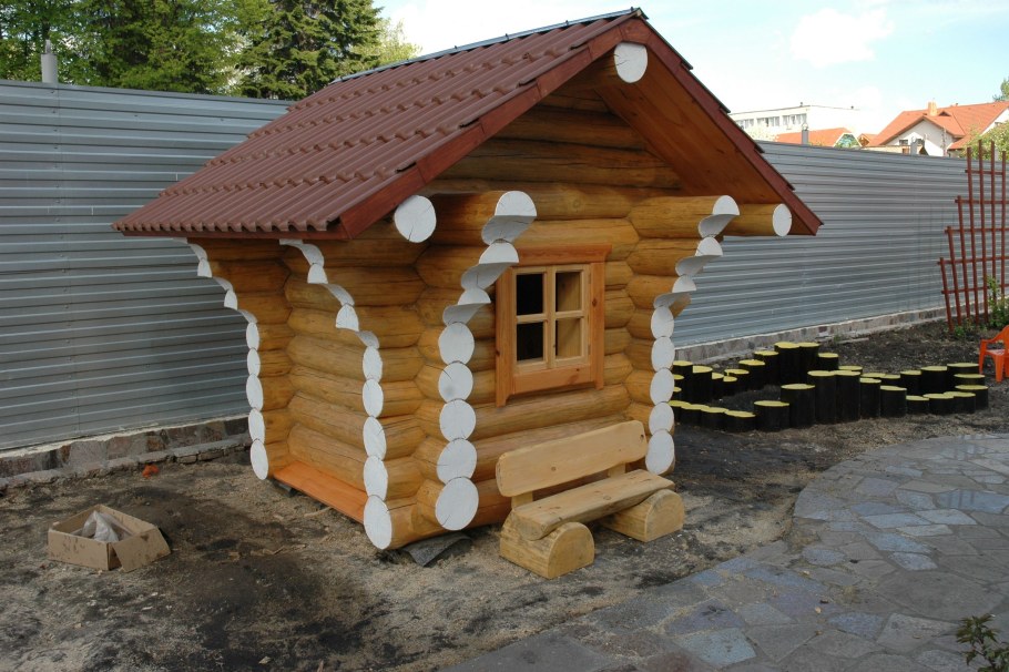 Сруб бани с беседкой