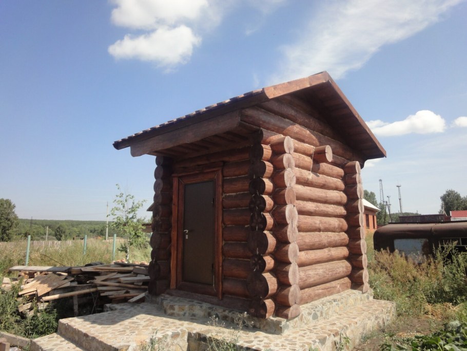 Рубленые дачные туалеты