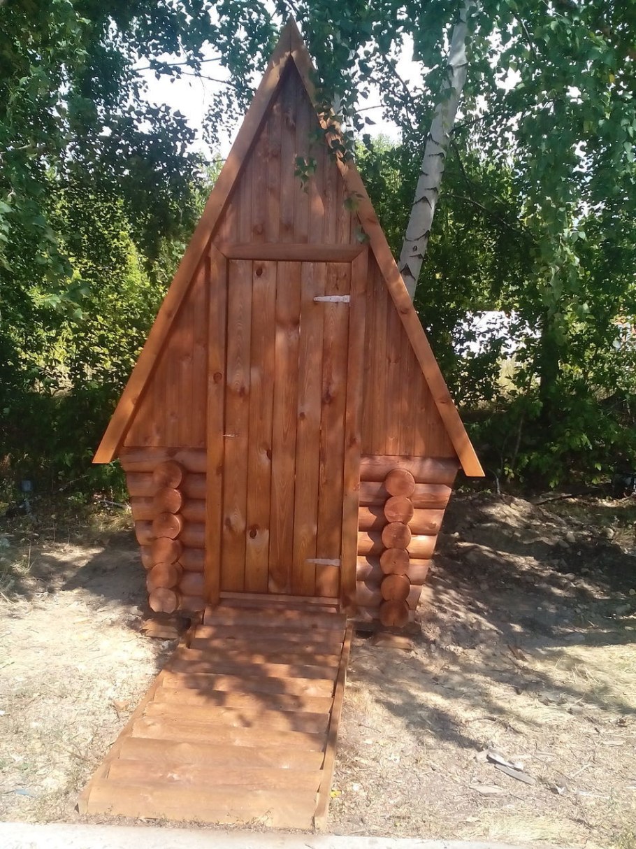 Рубленный туалет из бревна