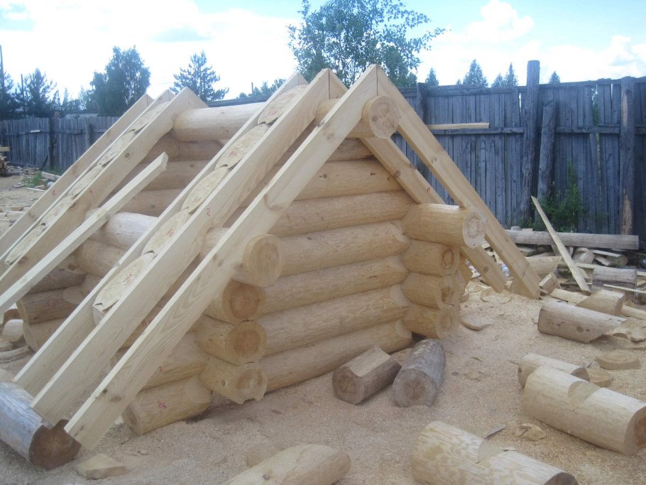 Туалет из оцилиндрованного бревна