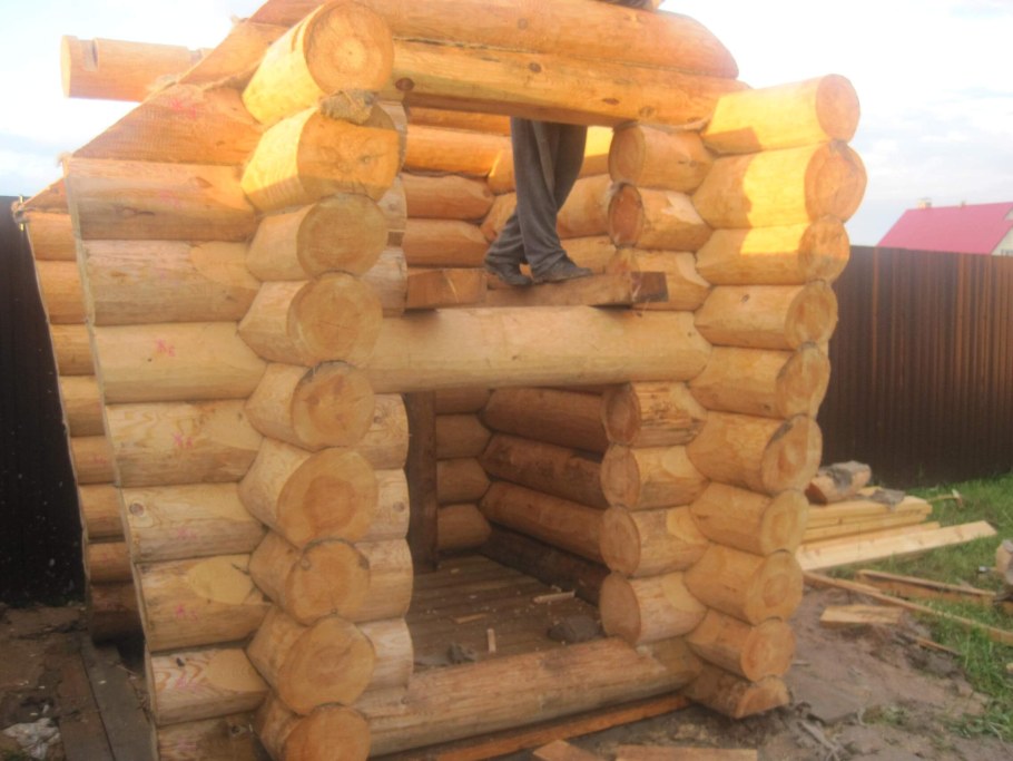 Дачный туалет из оцилиндрованного бревна