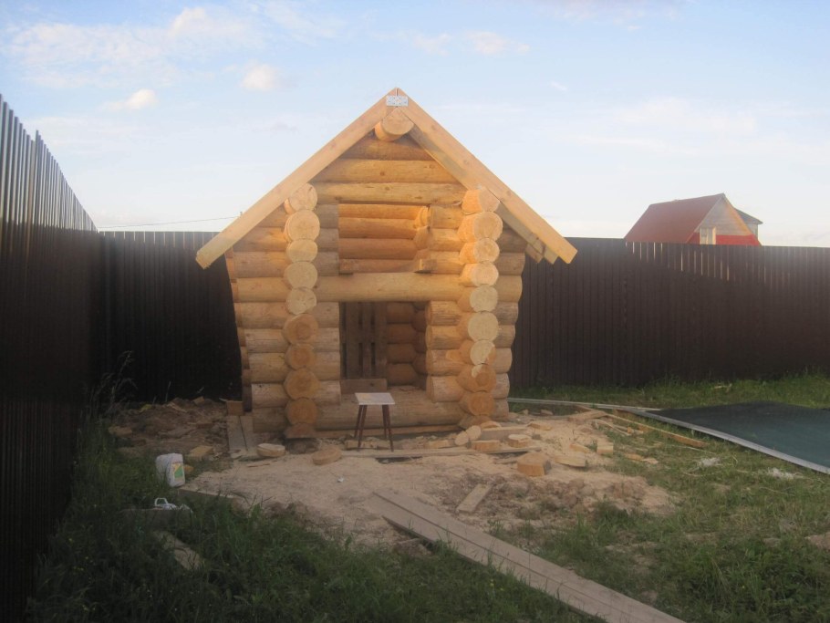 Туалет из оцилиндрованного бревна