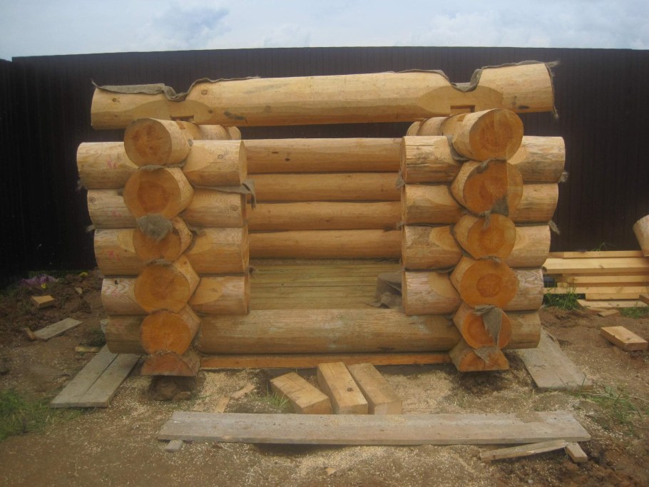 Уличный туалет из бревна