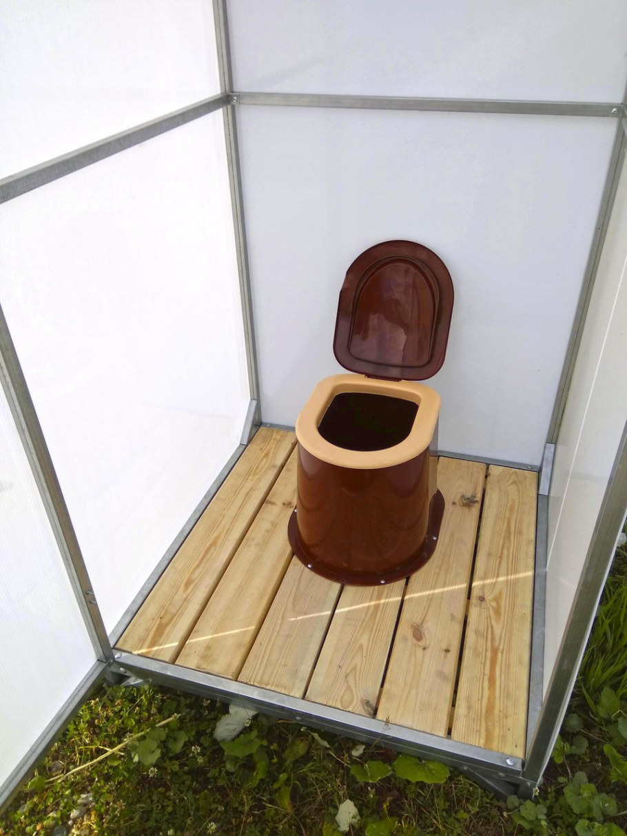 Туалет дачный пластиковый