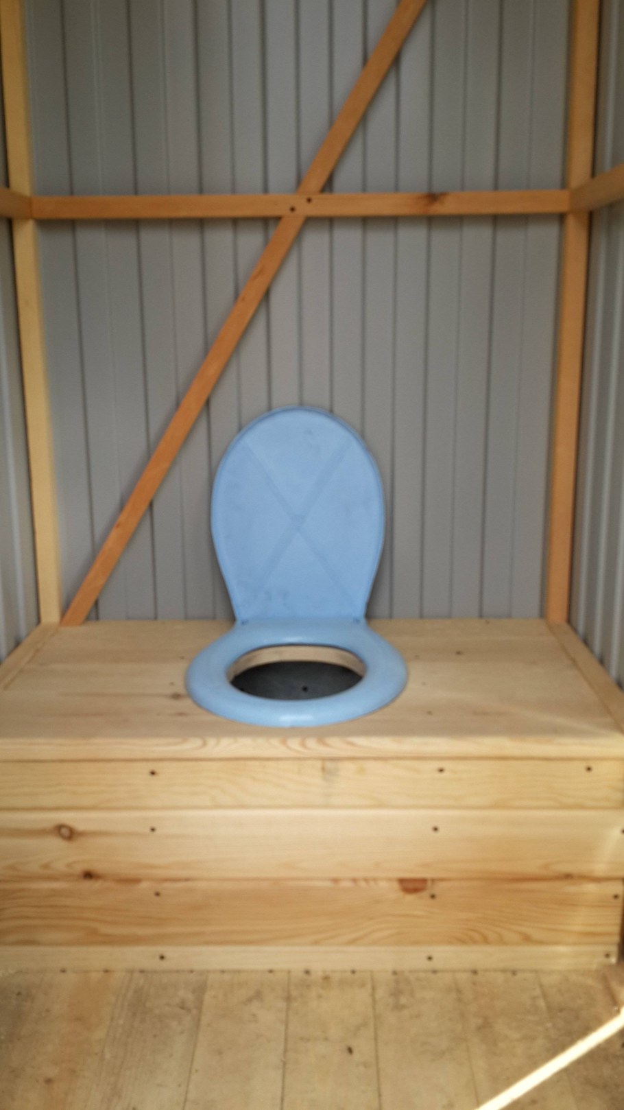 Деревянный стульчак для дачного туалета