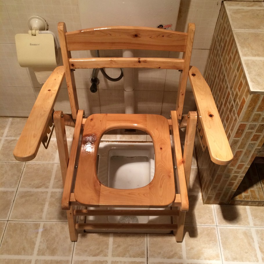 Стул-туалет для инвалидов из дерева