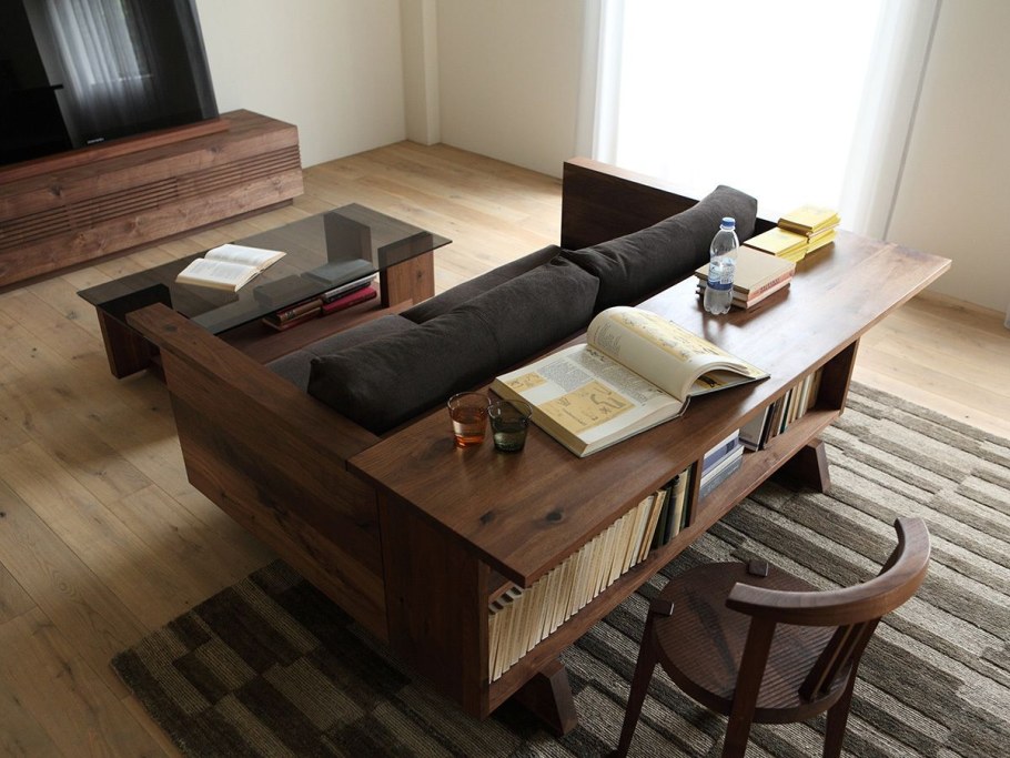 Человек на диване спиной