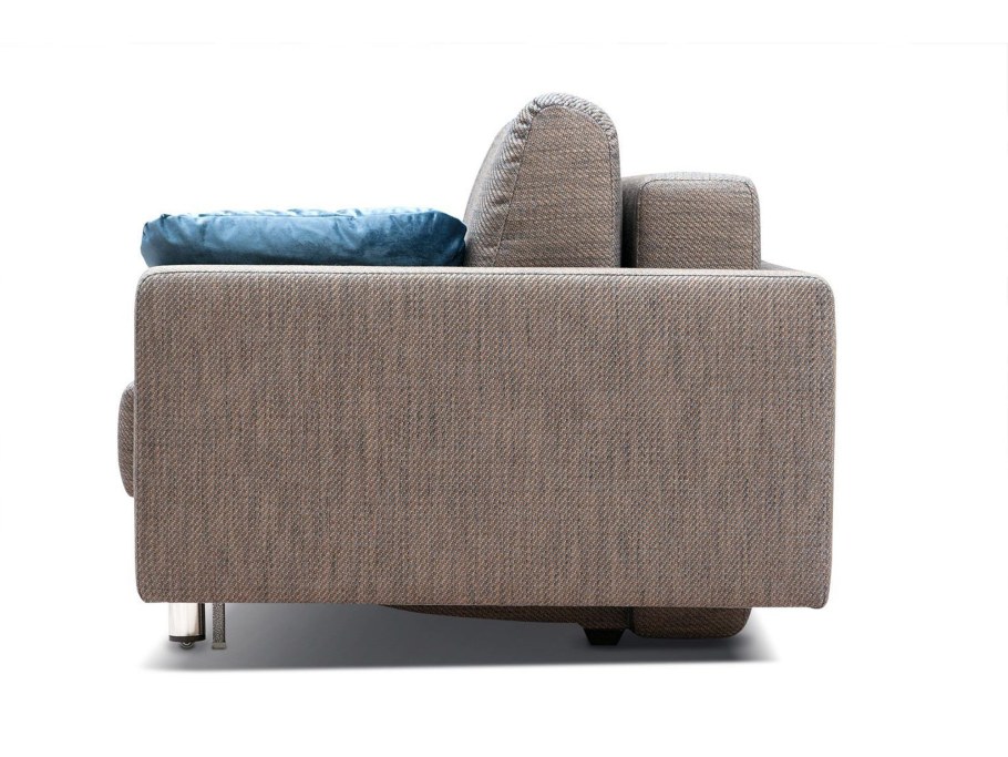 Человек на диване спиной