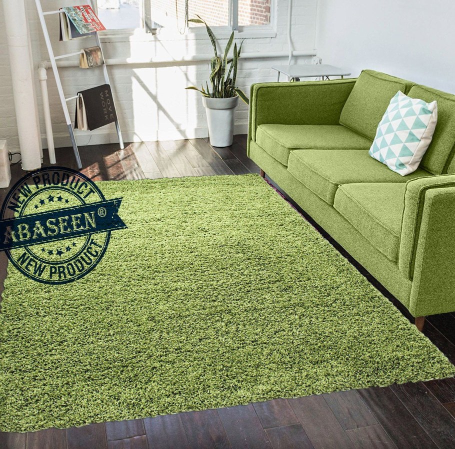 Зеленый диван в интерьере