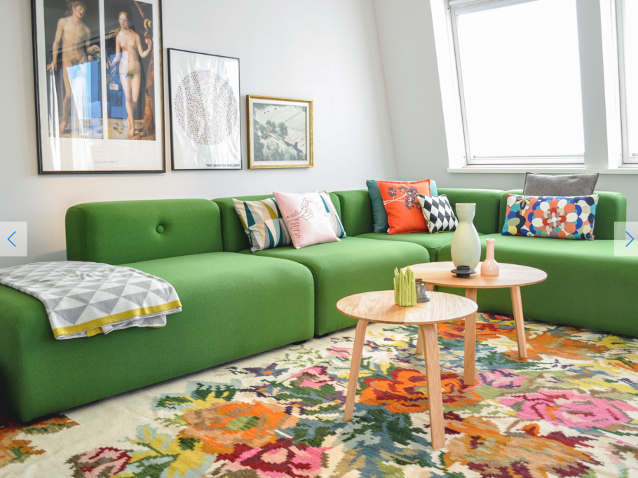 Гостиная с изумрудным диваном