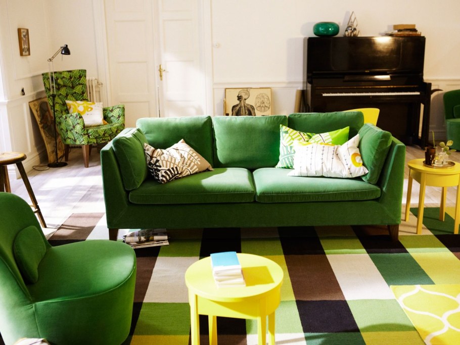 Зеленый диван в интерьере