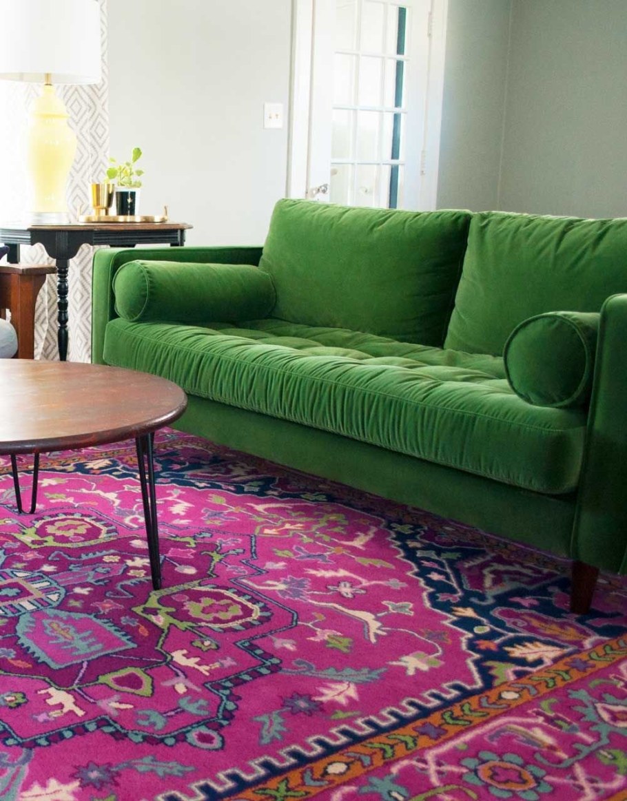 Зеленый диван и ковер в интерьере