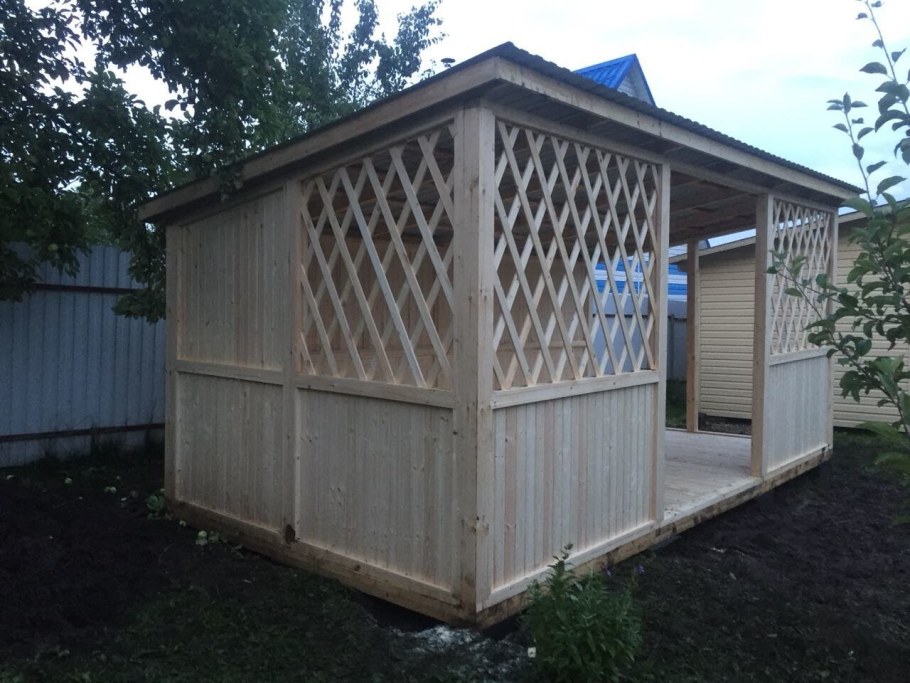 Большая деревянная беседка