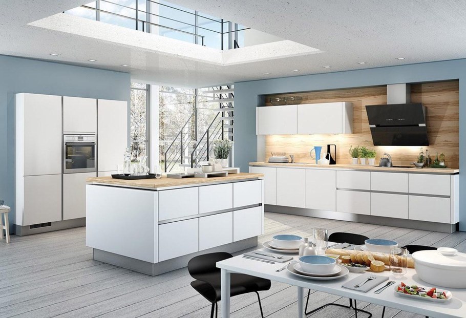 Стильная кухня в светлых золотых тонах