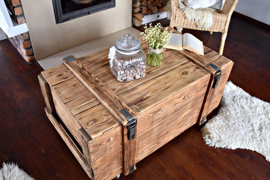 Сундук деревянный в интерьере