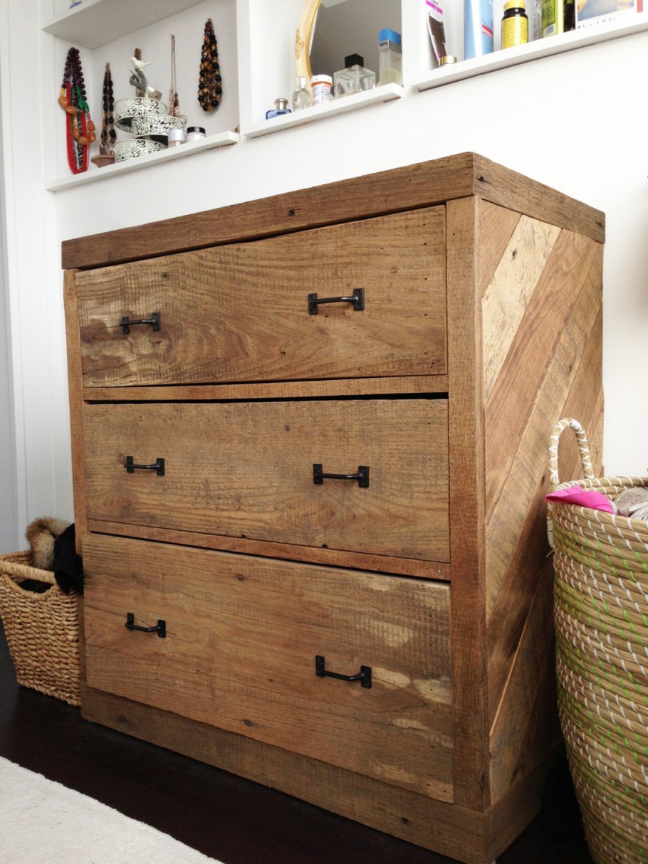 Шкаф в деревенском стиле