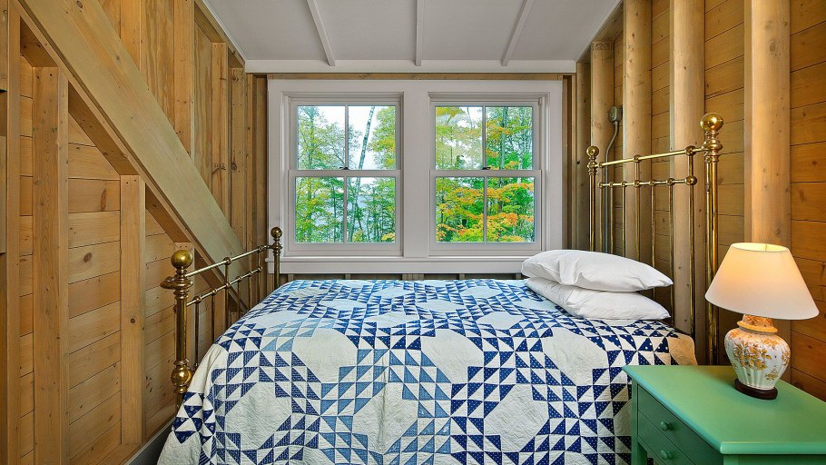 Интерьер гостевой комнаты дачной